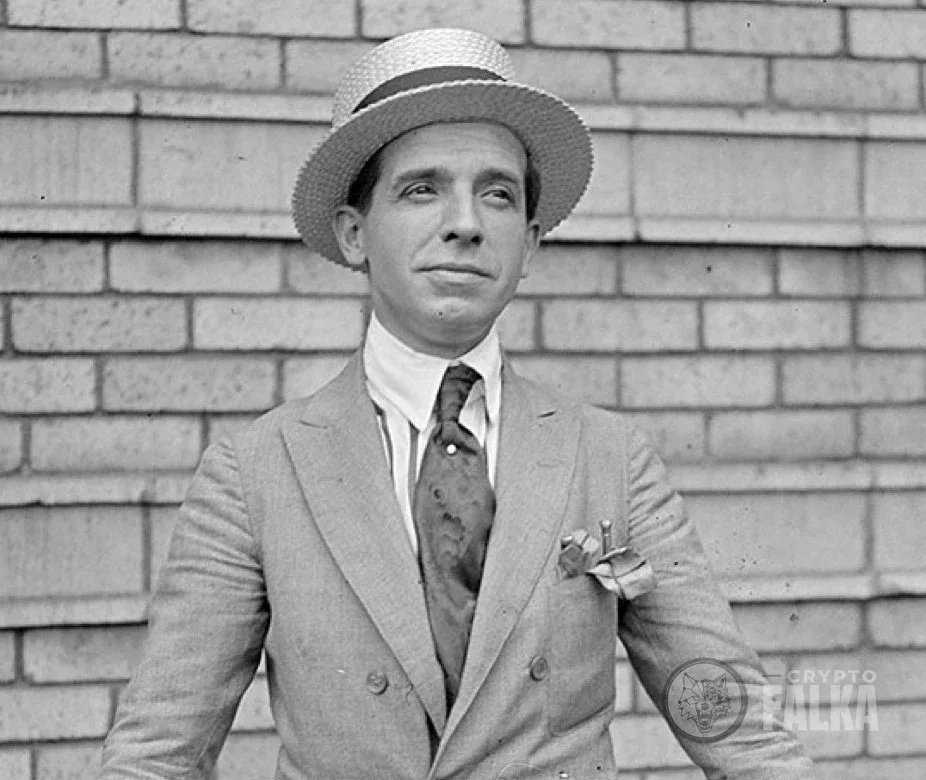 Charles Ponzi fekete-fehér fotón 1920-ban, szalmakalapban és világos öltönyben, téglafal előtt