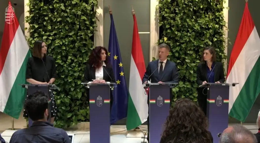 Magyarország tisztviselői sajtótájékoztatón beszélnek