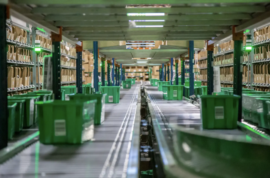 ShipMonk-Warehouse-Photo-Conveyor-1024x674.png ShipMonk-Warehouse-Photo-Conveyor-1024x674.png